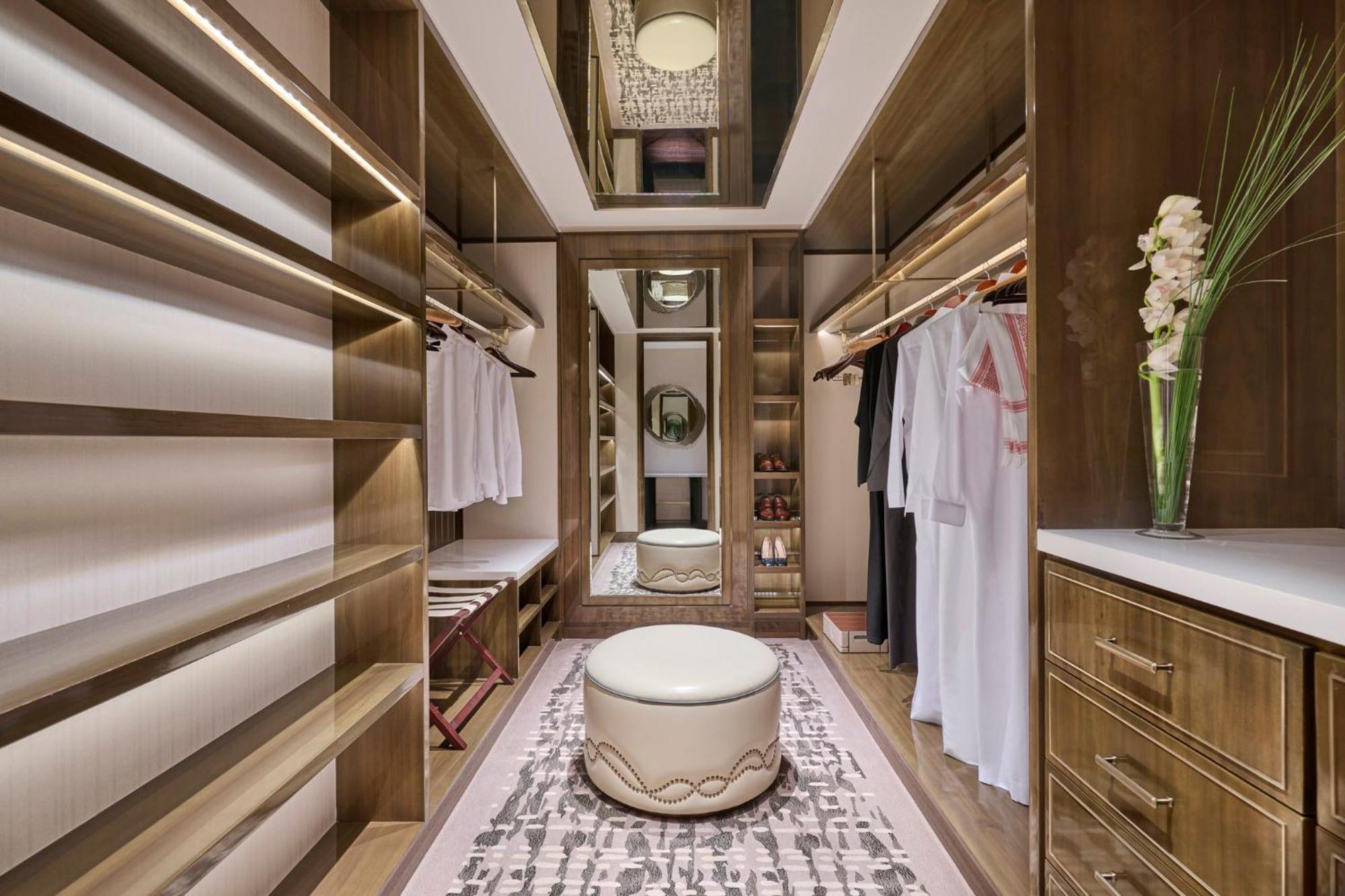 Mandarin Oriental Al Faisaliah, Riaad Buitenkant foto A walk-in closet
