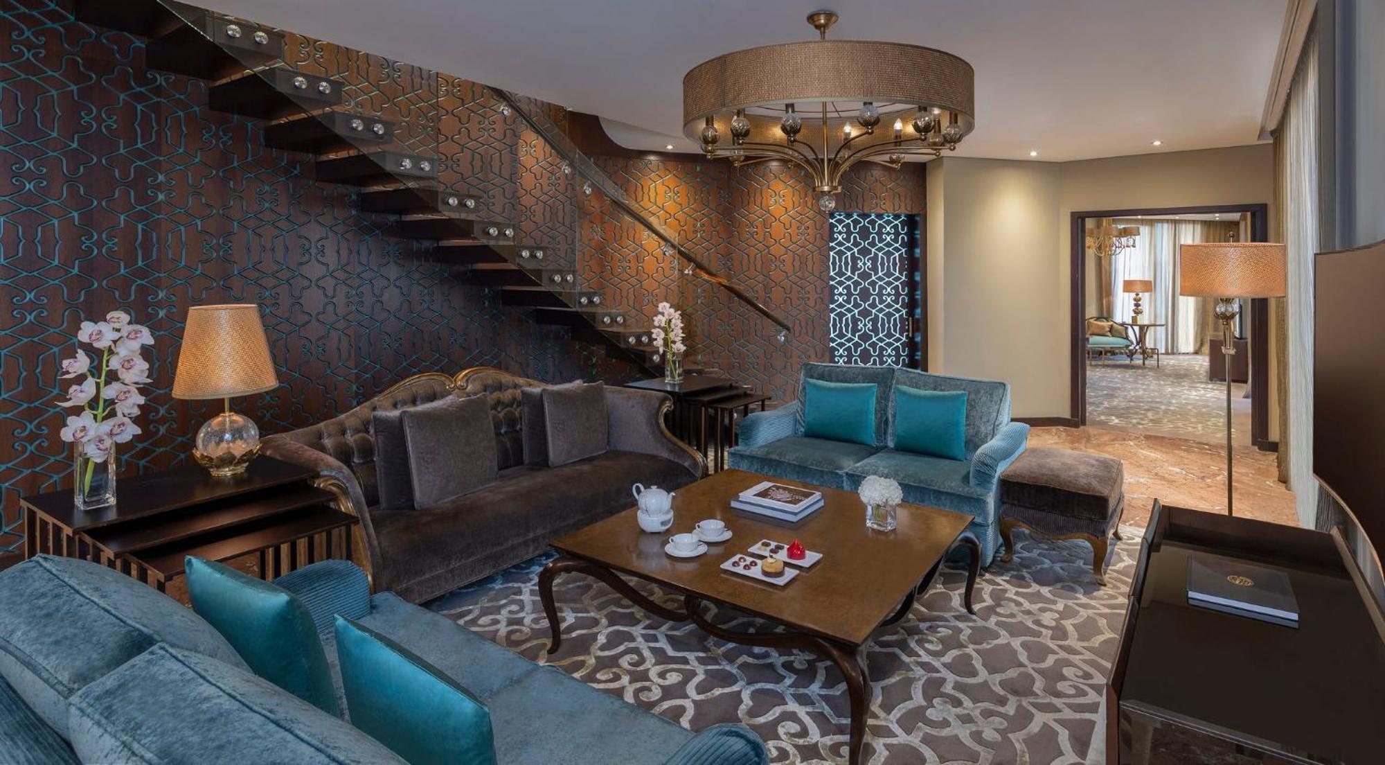 Mandarin Oriental Al Faisaliah, Riaad Buitenkant foto A living room in a suite at the Jumeirah Emirates Towers Hotel