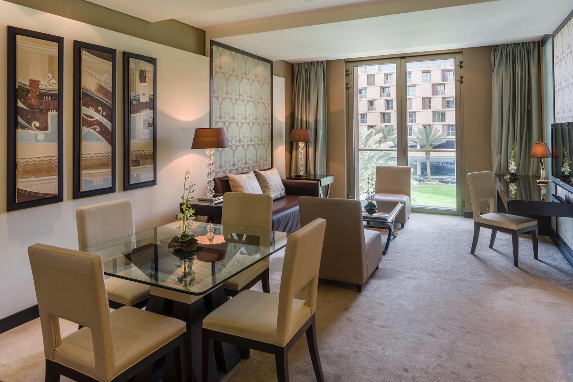 Mandarin Oriental Al Faisaliah, Riaad Buitenkant foto A living room at the Ritz-Carlton, DIFC