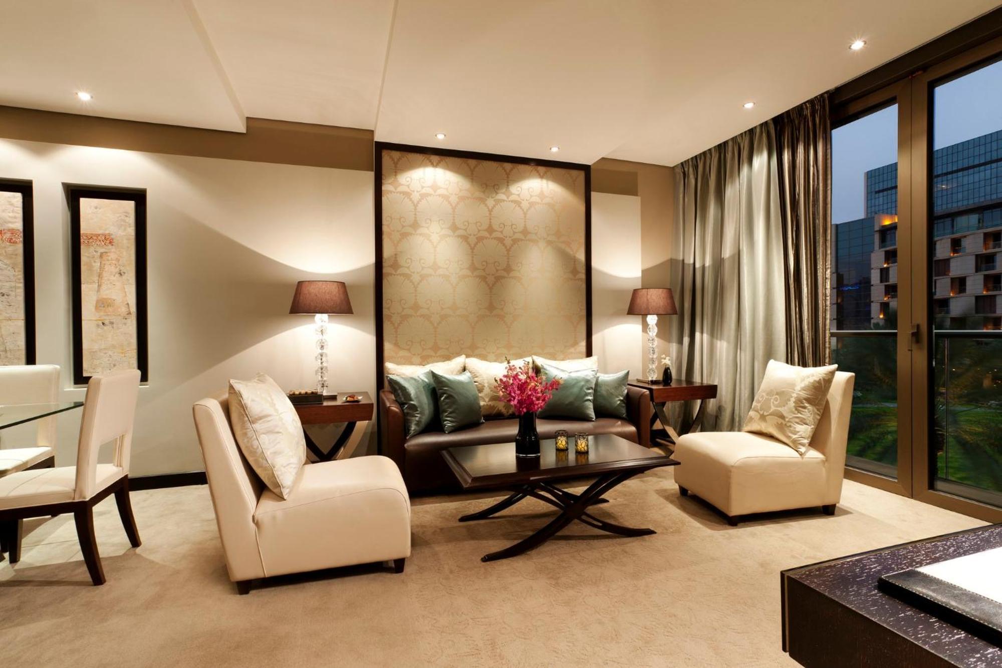 Mandarin Oriental Al Faisaliah, Riaad Buitenkant foto A living room in a typical apartment